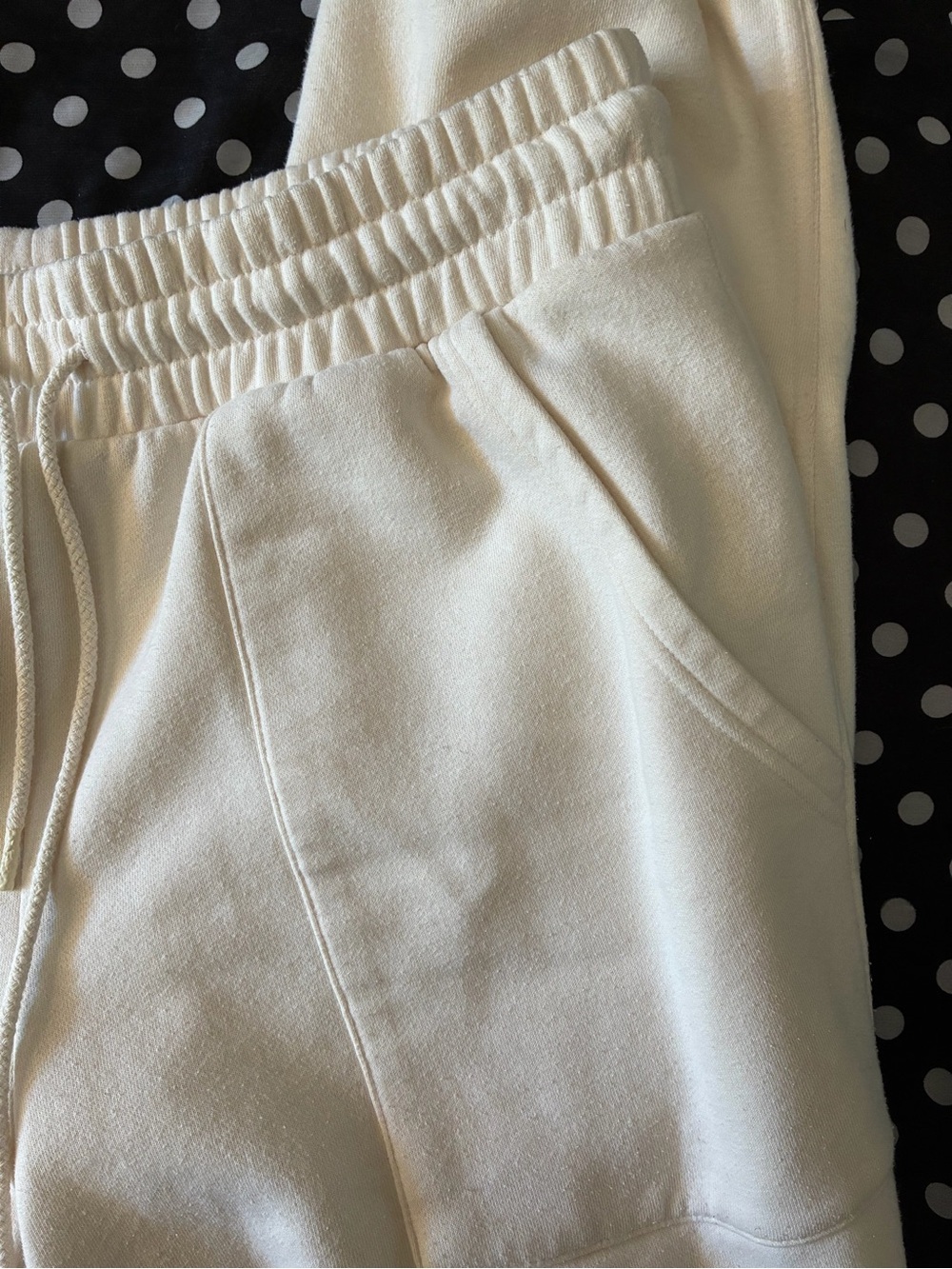 Universal Thread Cream Women’s Sweatpants with Elastic Waist and Pockets